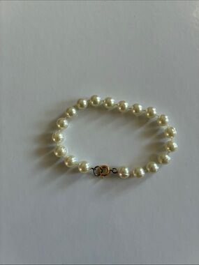 Source Unknown White Imitation Pearl Bracelet with Gold Clasp